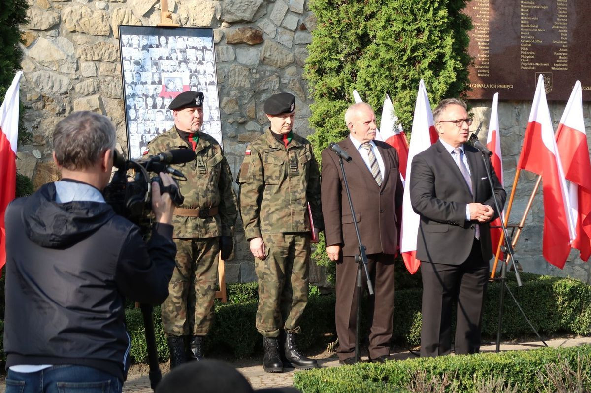 Prawie 200 osób czci 7 rocznicę katastrofy pod tablicą smoleńską