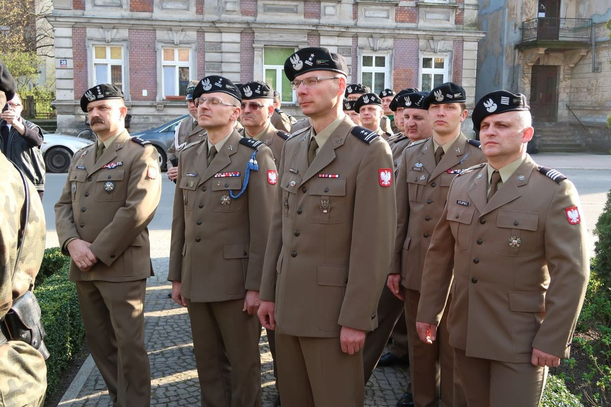 Prawie 200 osób czci 7 rocznicę katastrofy pod tablicą smoleńską