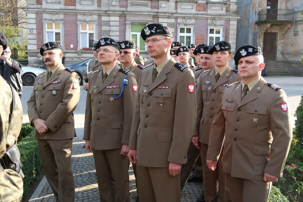 Prawie 200 osób czci 7 rocznicę katastrofy pod tablicą smoleńską