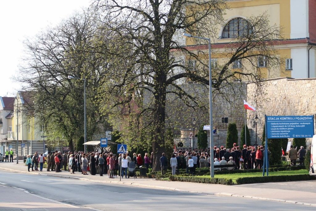 Prawie 200 osób czci 7 rocznicę katastrofy pod tablicą smoleńską