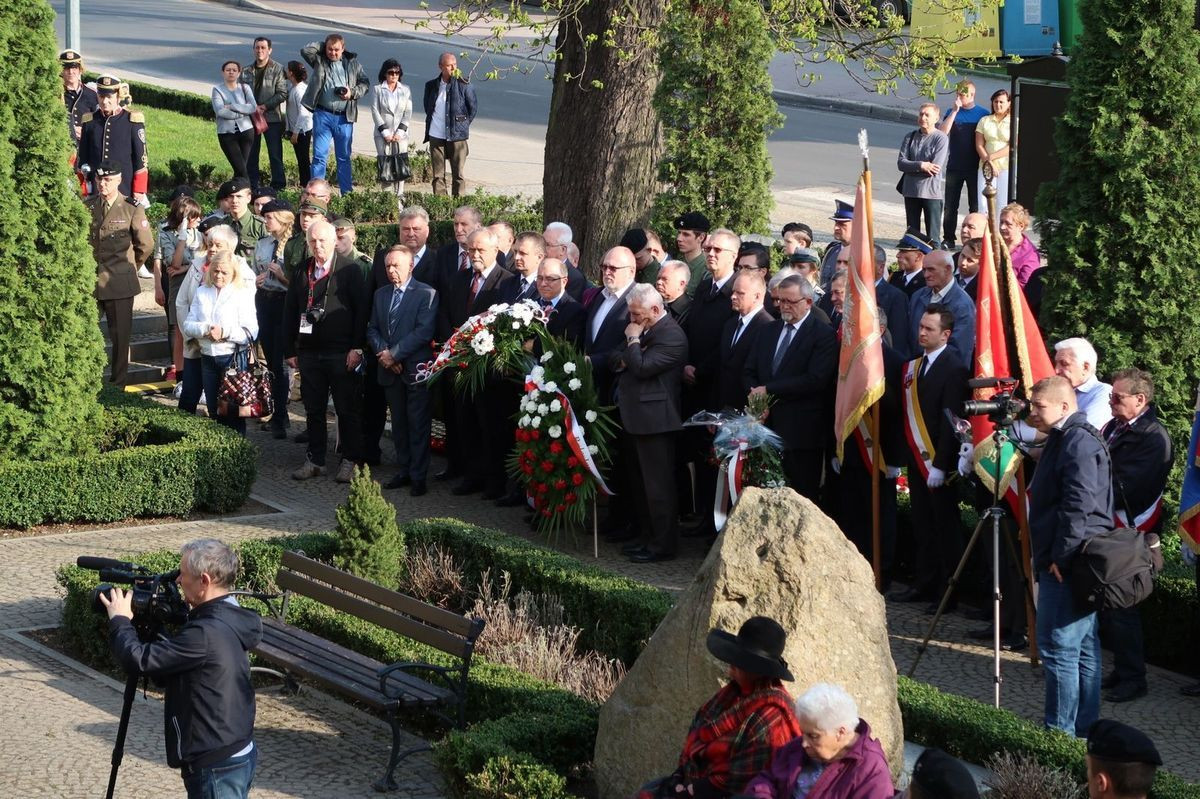 Prawie 200 osób czci 7 rocznicę katastrofy pod tablicą smoleńską
