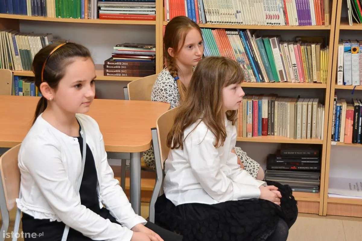 Rozdanie nagród klasie III b (S.P. nr 5) za prace plastyczne "Maszynka marzeń" w konkursie wydawnictwa istotne.pl