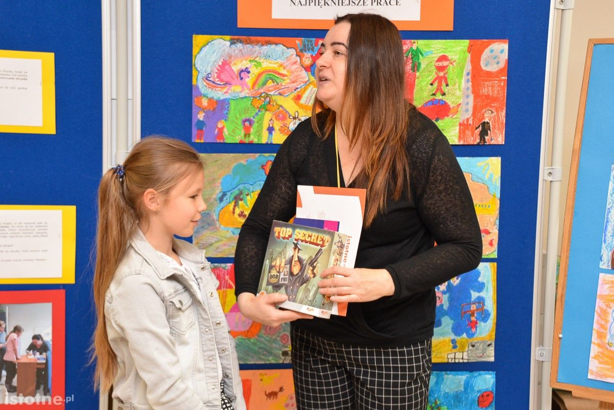 Rozdanie nagród klasie III b (S.P. nr 5) za prace plastyczne 