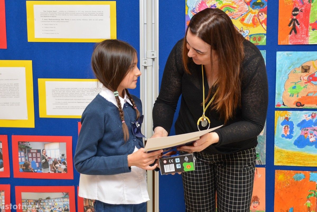 Rozdanie nagród klasie III b (S.P. nr 5) za prace plastyczne 