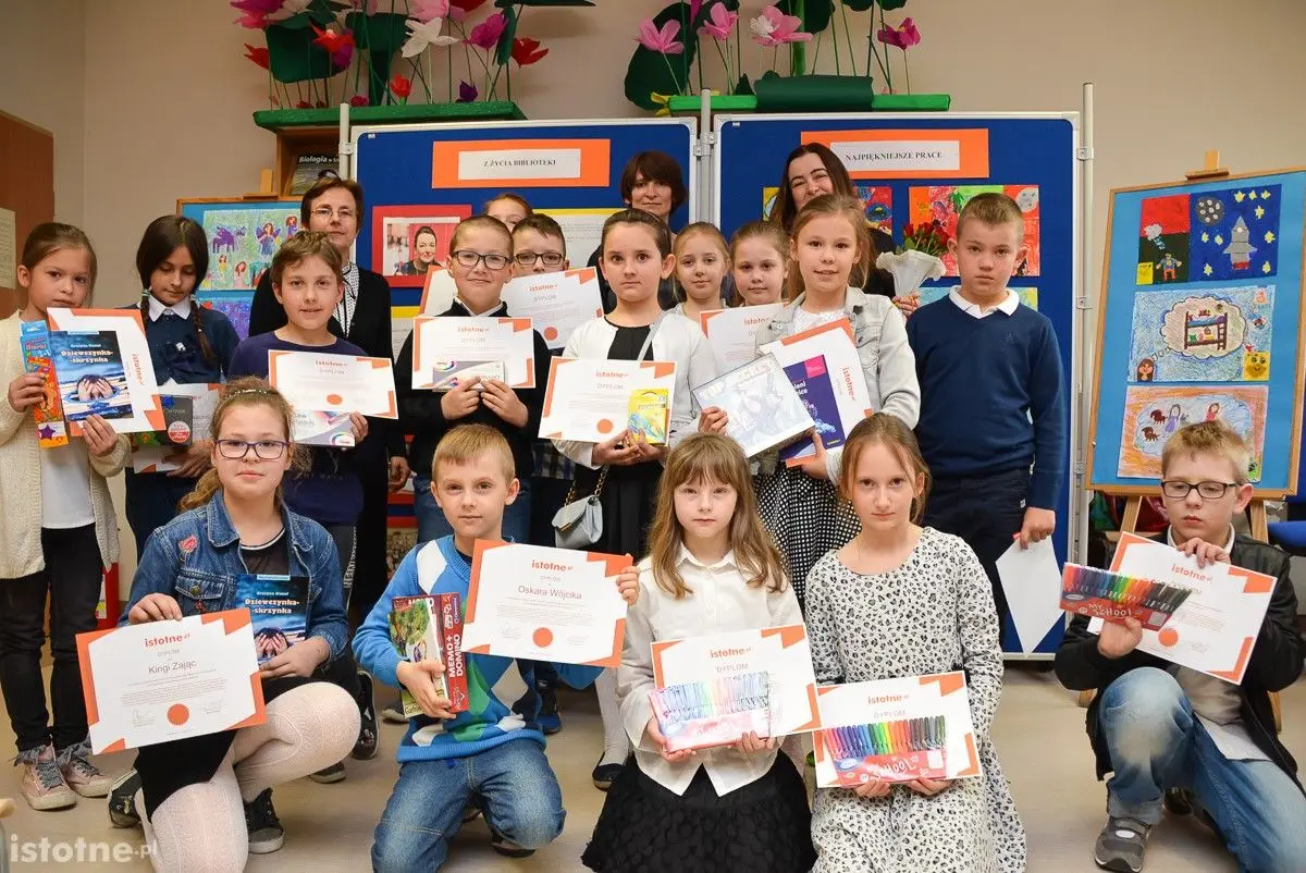 Rozdanie nagród klasie III b (S.P. nr 5) za prace plastyczne "Maszynka marzeń" w konkursie wydawnictwa istotne.pl