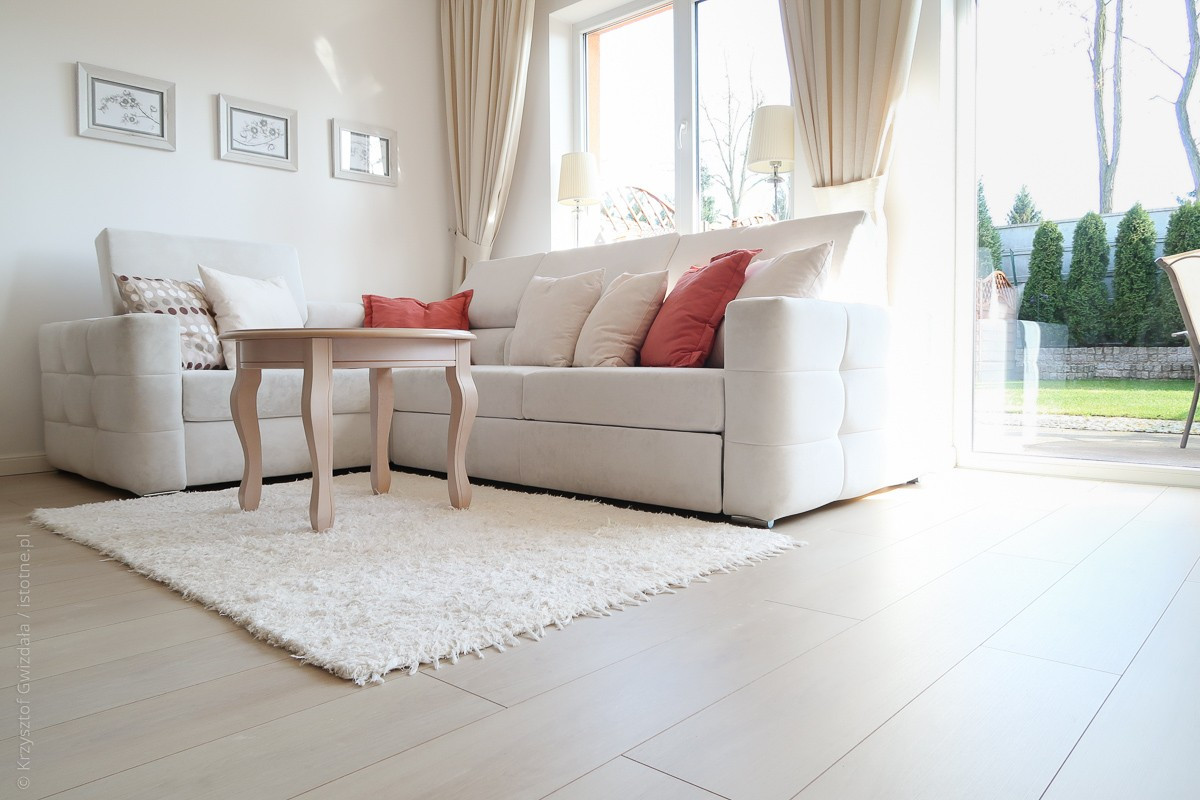 Mieszkanko skąpane w bieli – tak się mieszka w Bolesławcu