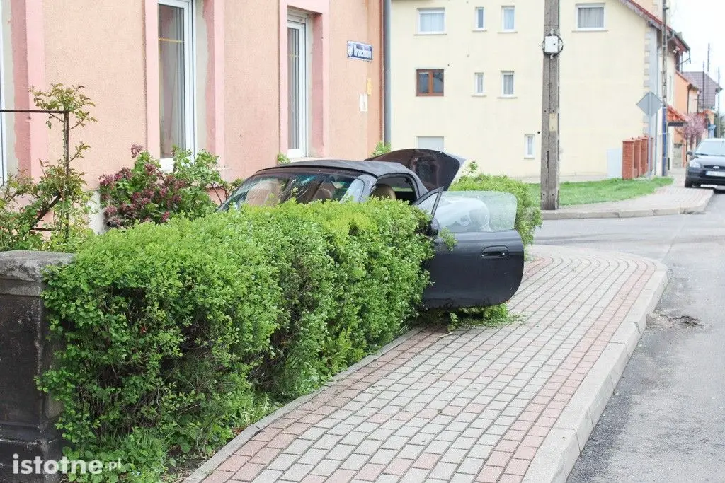 Zderzenie Mazdy z Renault w Kruszynie – jedna osoba ranna