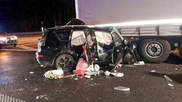 Śmiertelny wypadek na A4. Osobówka wjechała w TIR-a