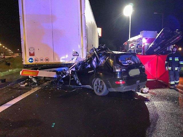 Śmiertelny wypadek na A4. Osobówka wjechała w TIR-a