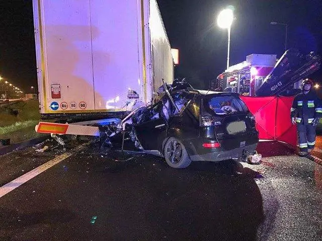 Śmiertelny wypadek na A4. Osobówka wjechała w TIR-a