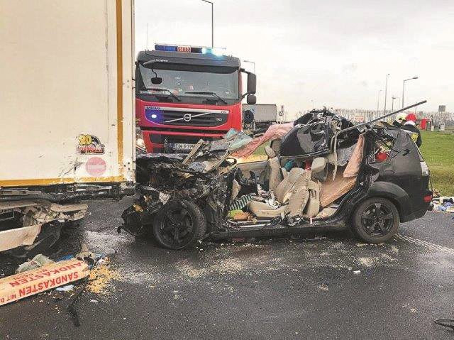 Śmiertelny wypadek na A4. Osobówka wjechała w TIR-a