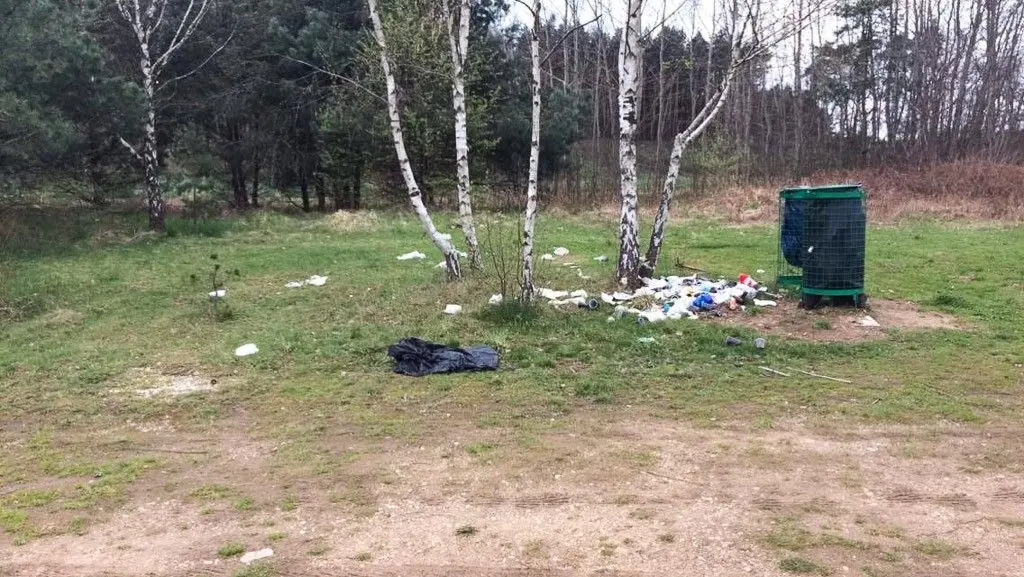 Bolesławianie syfią też w Krępnicy. A kosz tuż obok