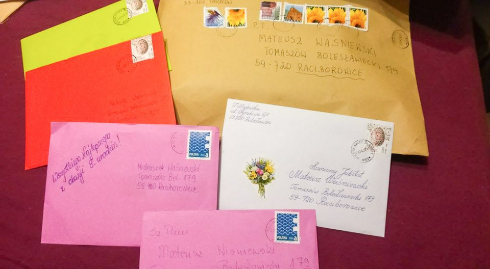 Fantastyczny odzew na akcję! Setki kartek i paczek dla wyjątkowego chłopca