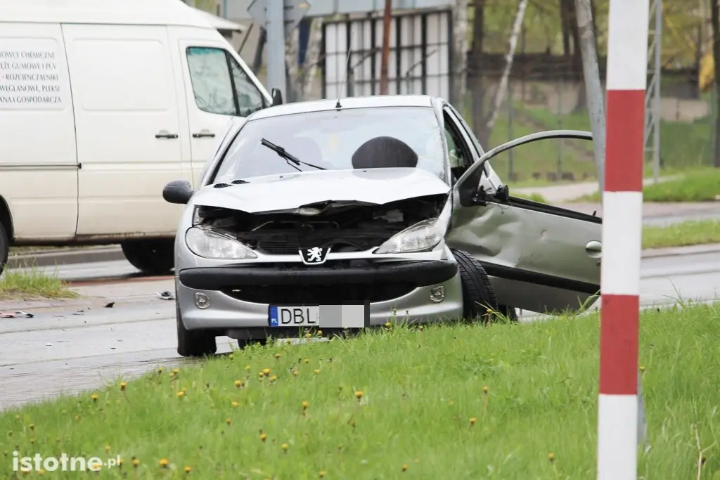 Zderzenie Peugeota z lawetą na skrzyżowaniu Cieszkowskiego-Modłowa