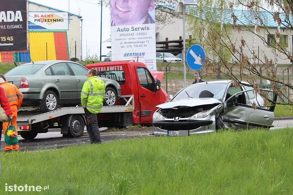 Zderzenie Peugeota z lawetą na skrzyżowaniu Cieszkowskiego-Modłowa