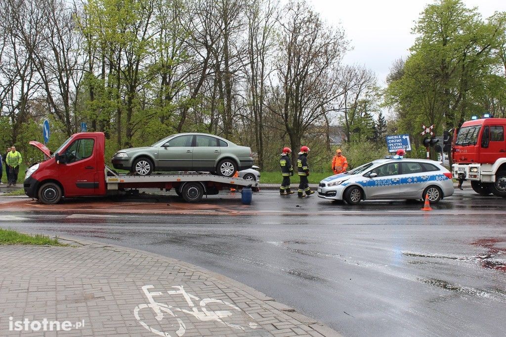 Zderzenie Peugeota z lawetą na skrzyżowaniu Cieszkowskiego-Modłowa