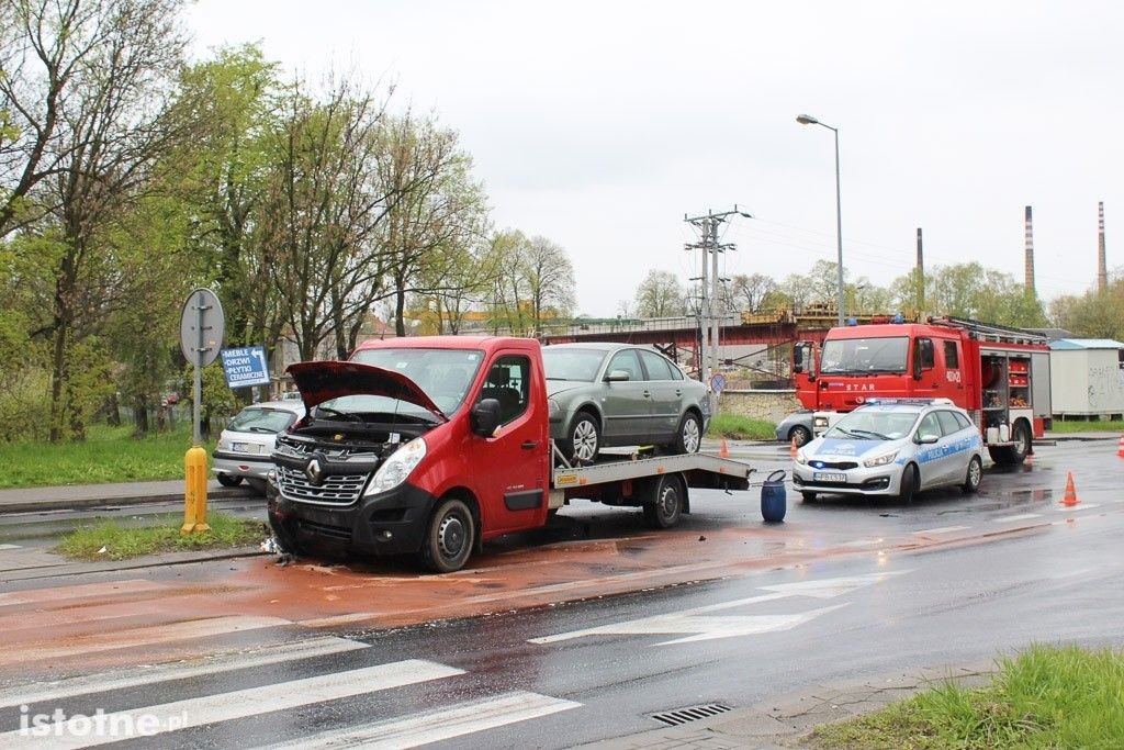 Zderzenie Peugeota z lawetą na skrzyżowaniu Cieszkowskiego-Modłowa