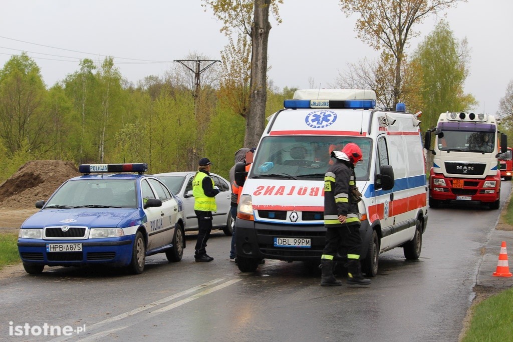 Volkswagen dachował po zderzeniu z Toyotą