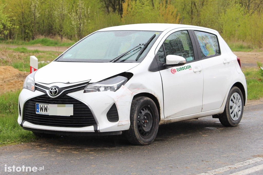 Volkswagen dachował po zderzeniu z Toyotą