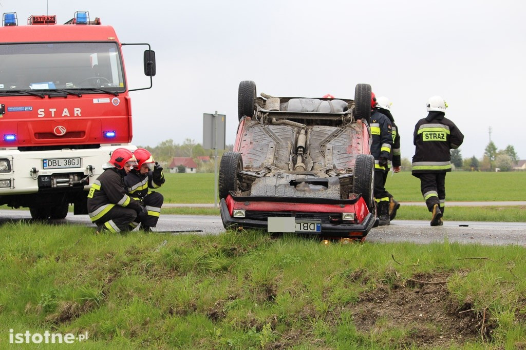 Volkswagen dachował po zderzeniu z Toyotą