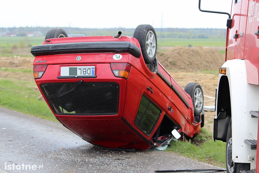 Volkswagen dachował po zderzeniu z Toyotą