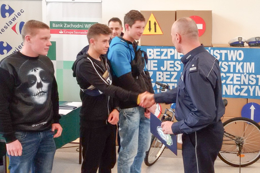 „Dwójka” i SP Żeliszów najlepsze w Turnieju Wiedzy o Bezpieczeństwie w Ruchu Drogowym