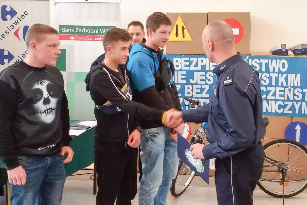 „Dwójka” i SP Żeliszów najlepsze w Turnieju Wiedzy o Bezpieczeństwie w Ruchu Drogowym