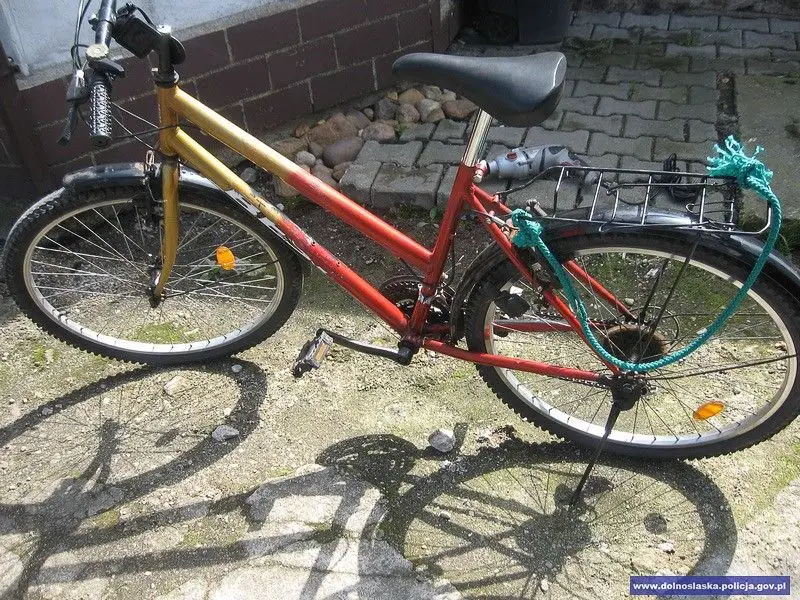 Kradli mosiężne i metalowe ozdoby z nagrobków