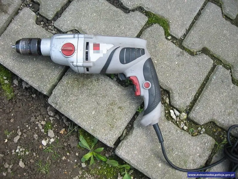 Kradli mosiężne i metalowe ozdoby z nagrobków