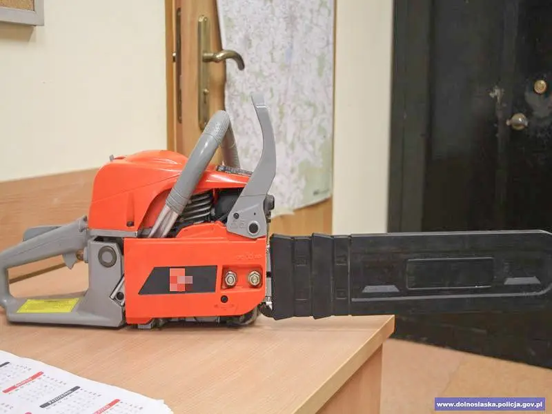 Kradli mosiężne i metalowe ozdoby z nagrobków