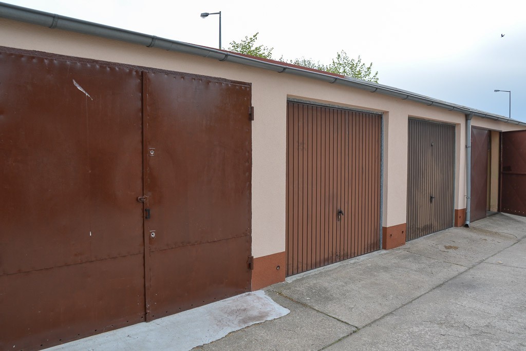 Próbowali się włamać do dwóch garaży na Jezierskiego