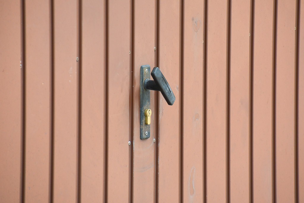 Próbowali się włamać do dwóch garaży na Jezierskiego