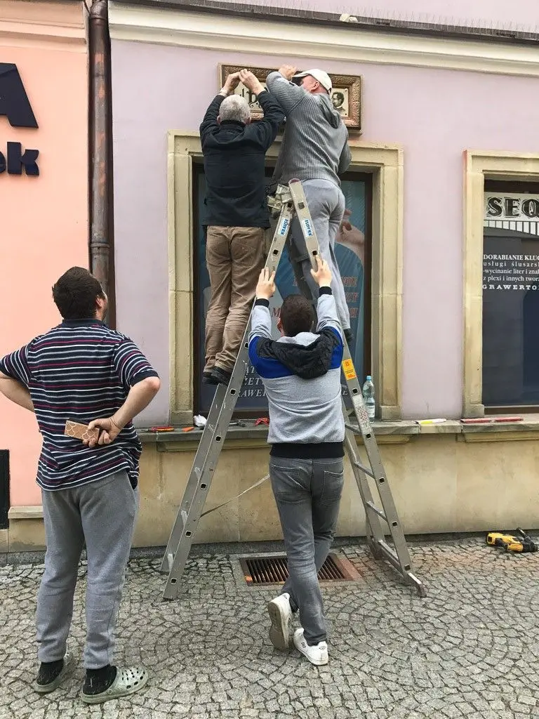 Ceramiczne szyldy z nazwą ulicy już na ulicy Prusa