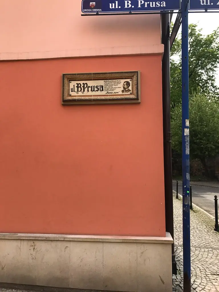 Ceramiczne szyldy z nazwą ulicy już na ulicy Prusa