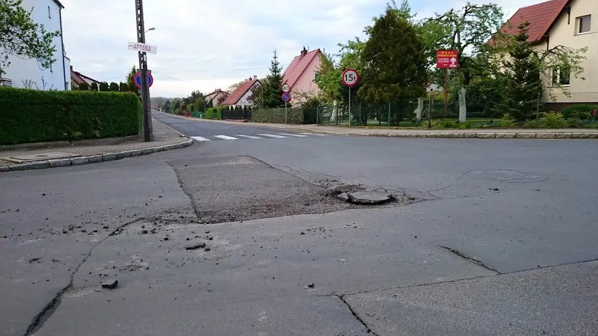 Niebezpieczna dziura na skrzyżowaniu Staszica i Góralskiej