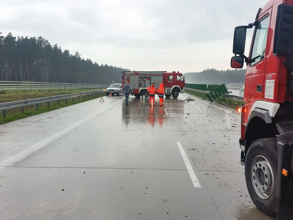 Staranował bariery energochłonne na A4