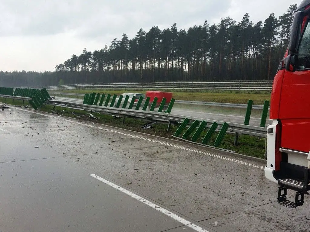 Staranował bariery energochłonne na A4