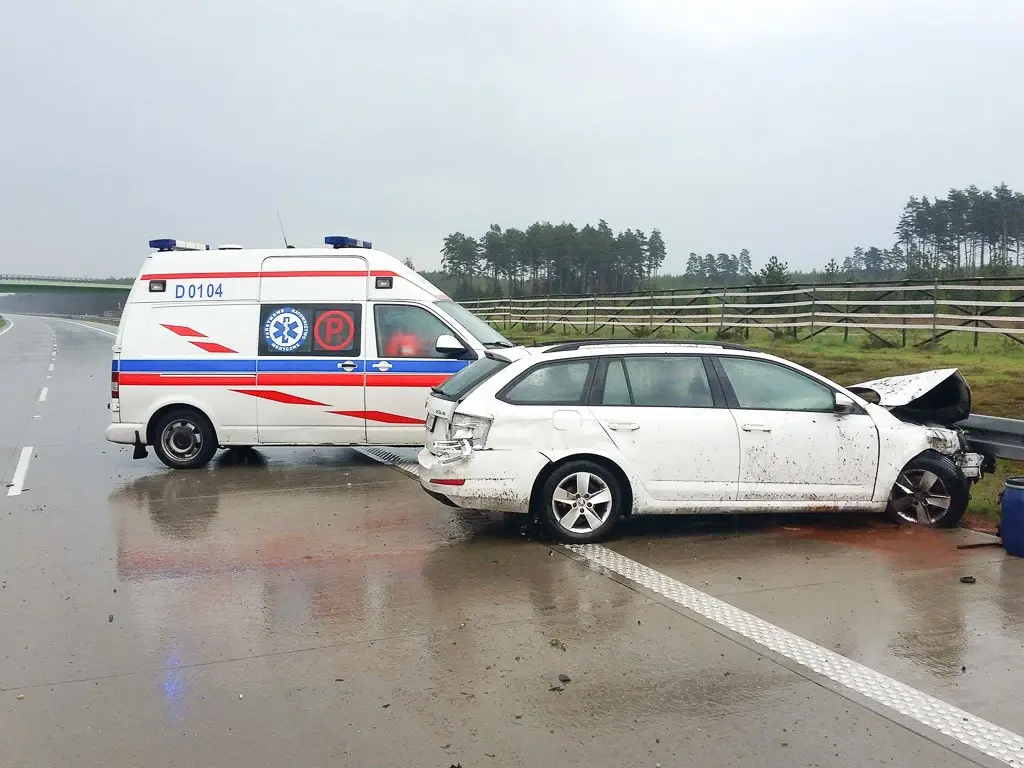 Staranował bariery energochłonne na A4