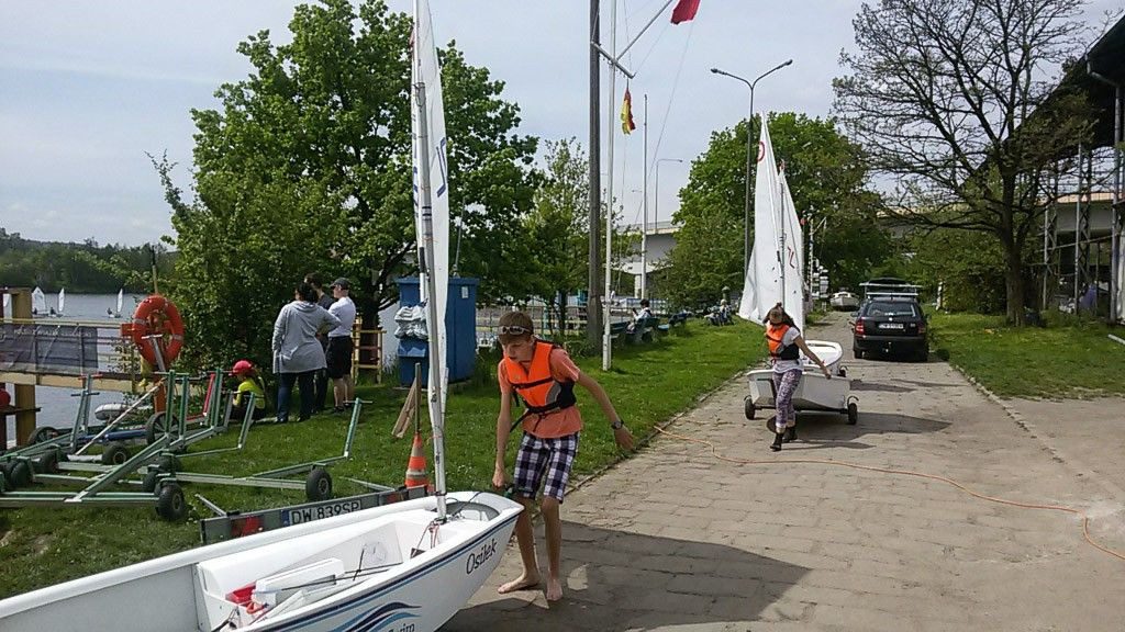 Młodzi żeglarze z Bolesławca rozpoczęli starty w regatach. Z sukcesami!