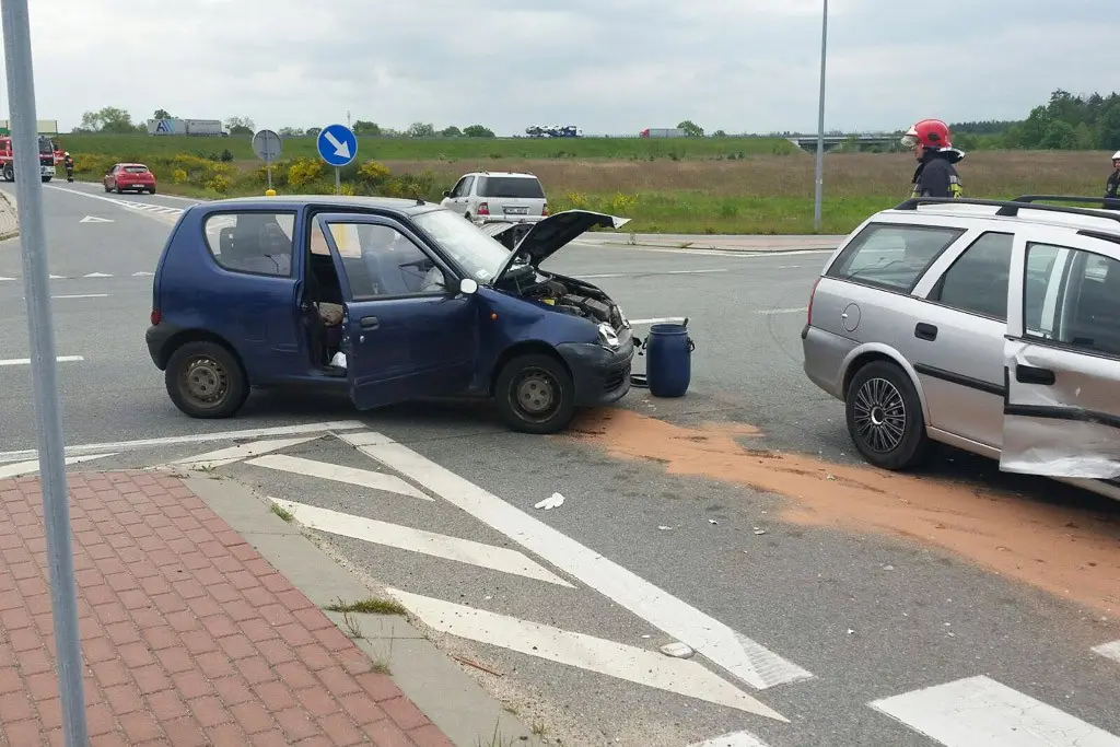 Wypadek w Wykrotach: ranne 2 kobiety. Jedna z nich jest w ciąży