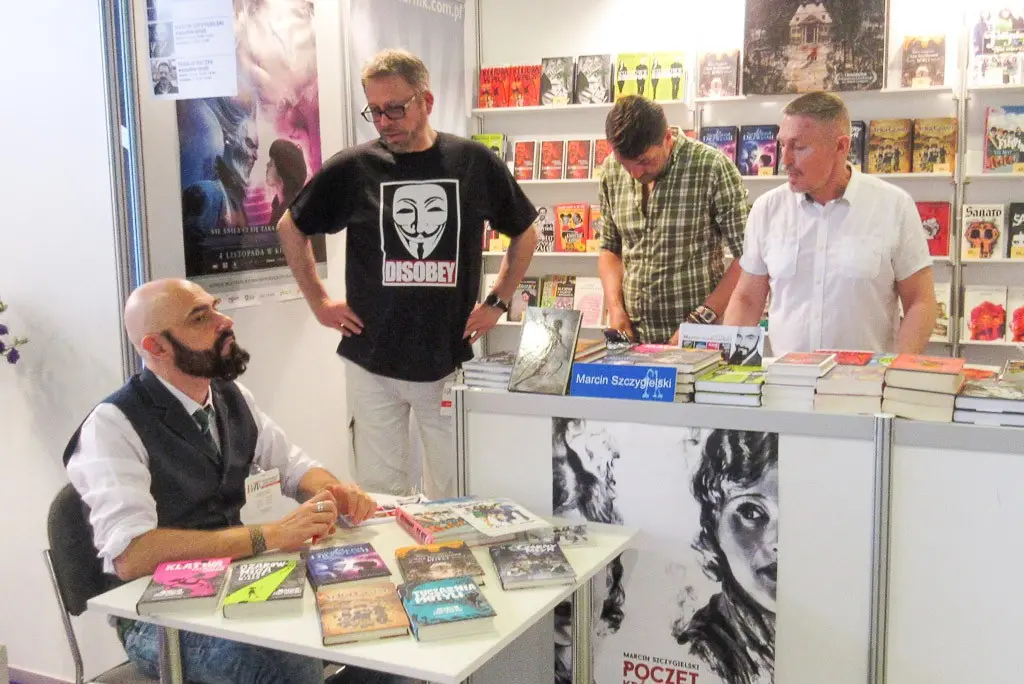 Targi Książki 2017 Marcin Szczygielski i Tomasz Raczek z Instytutu Wydawniczego Latarnik