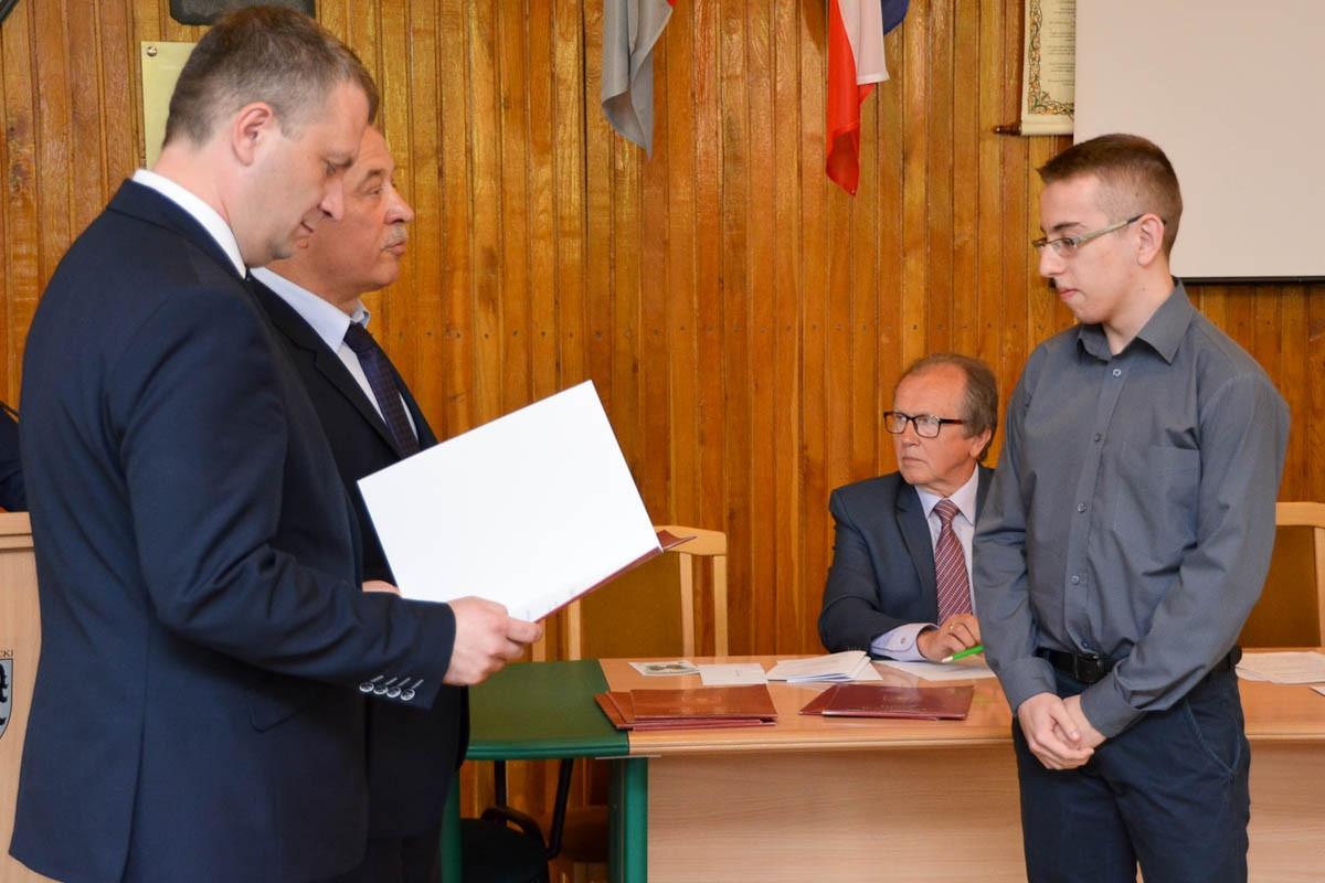 Najzdolniejsi uczniowie powiatowych szkół uhonorowani