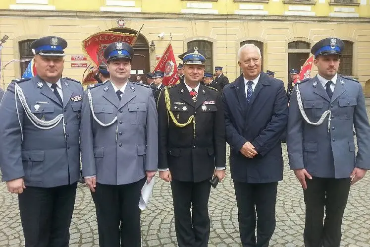 Uratowali życie mężczyźnie z płonącego mieszkania