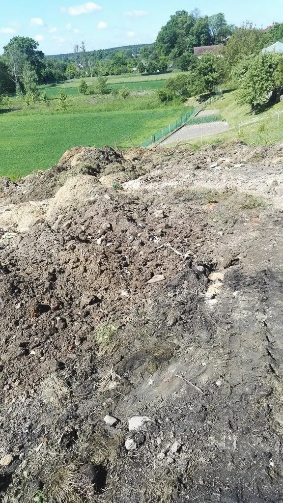 Potworny odór na Zabobrzu. Śmietnisko na prywatnej działce
