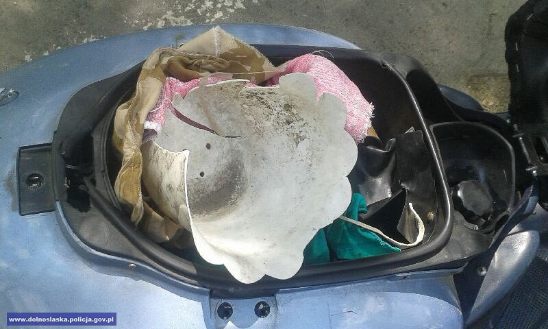 Jechał kradzionym skuterem w kasku z… doniczki