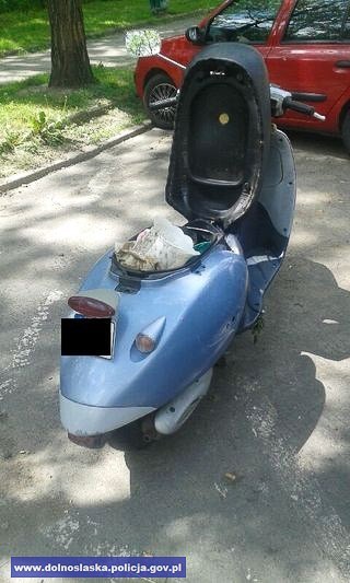 Jechał kradzionym skuterem w kasku z… doniczki