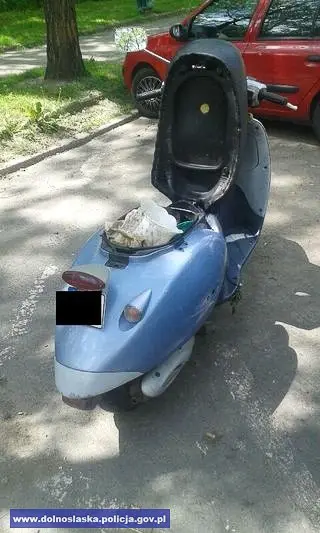 Jechał kradzionym skuterem w kasku z… doniczki