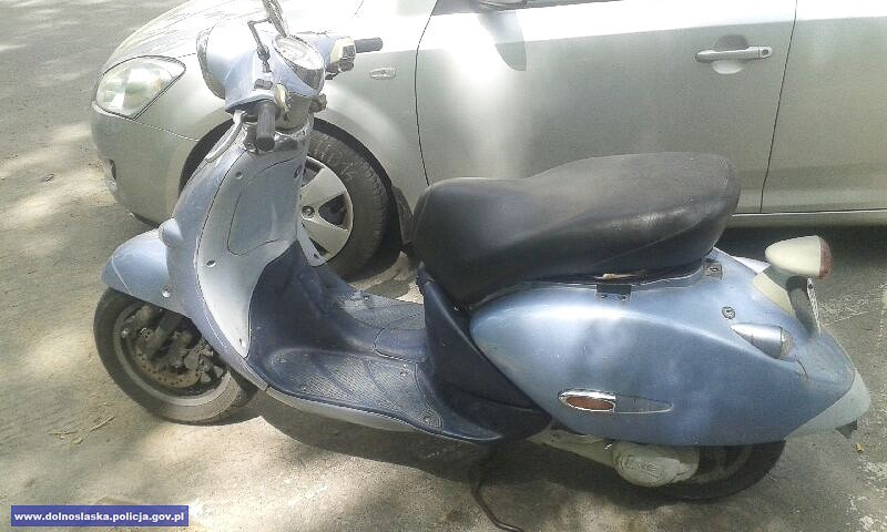 Jechał kradzionym skuterem w kasku z… doniczki