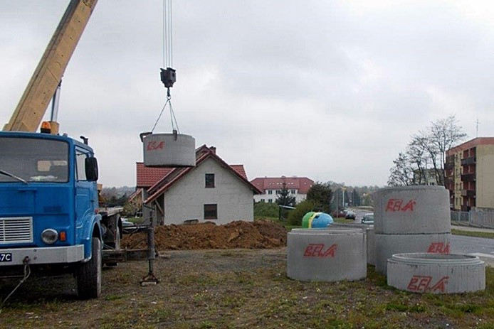 „Kosmiczne” i wandaloodporne pojemniki na śmieci w Nowogrodźcu