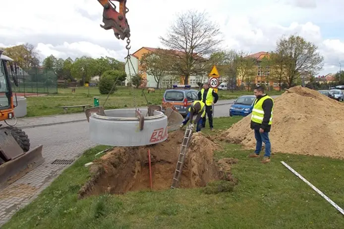 „Kosmiczne” i wandaloodporne pojemniki na śmieci w Nowogrodźcu